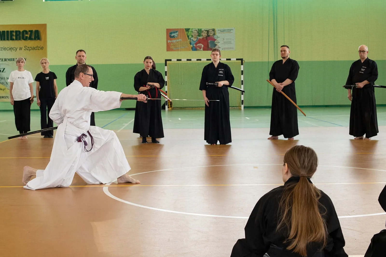 Pokaz iaido - dobywanie miecza w pozycji klęczącej