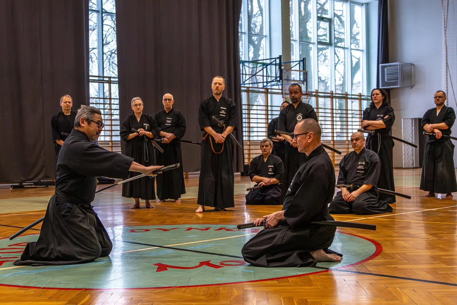 Pokaz iaido - dwóch ćwiczących w pozycji klęczącej