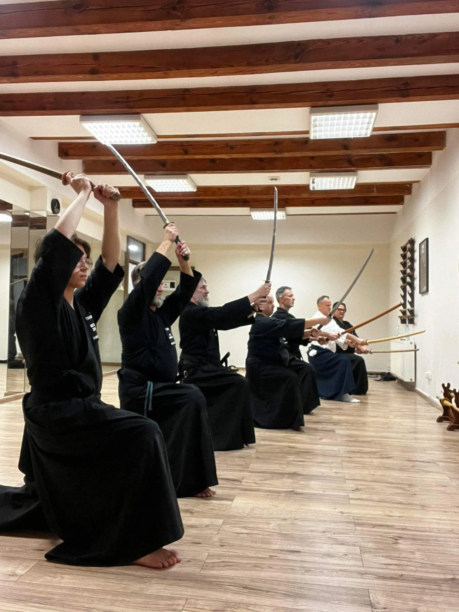 Ćwiczący iaido w pozycji klęczącej z mieczem